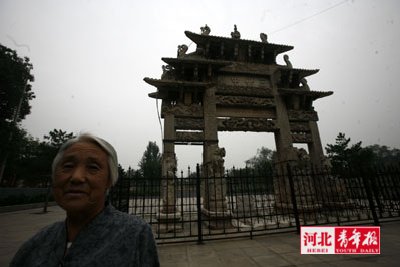 范云凤老人说,有生之年会一直守护傅氏牌坊.jpg